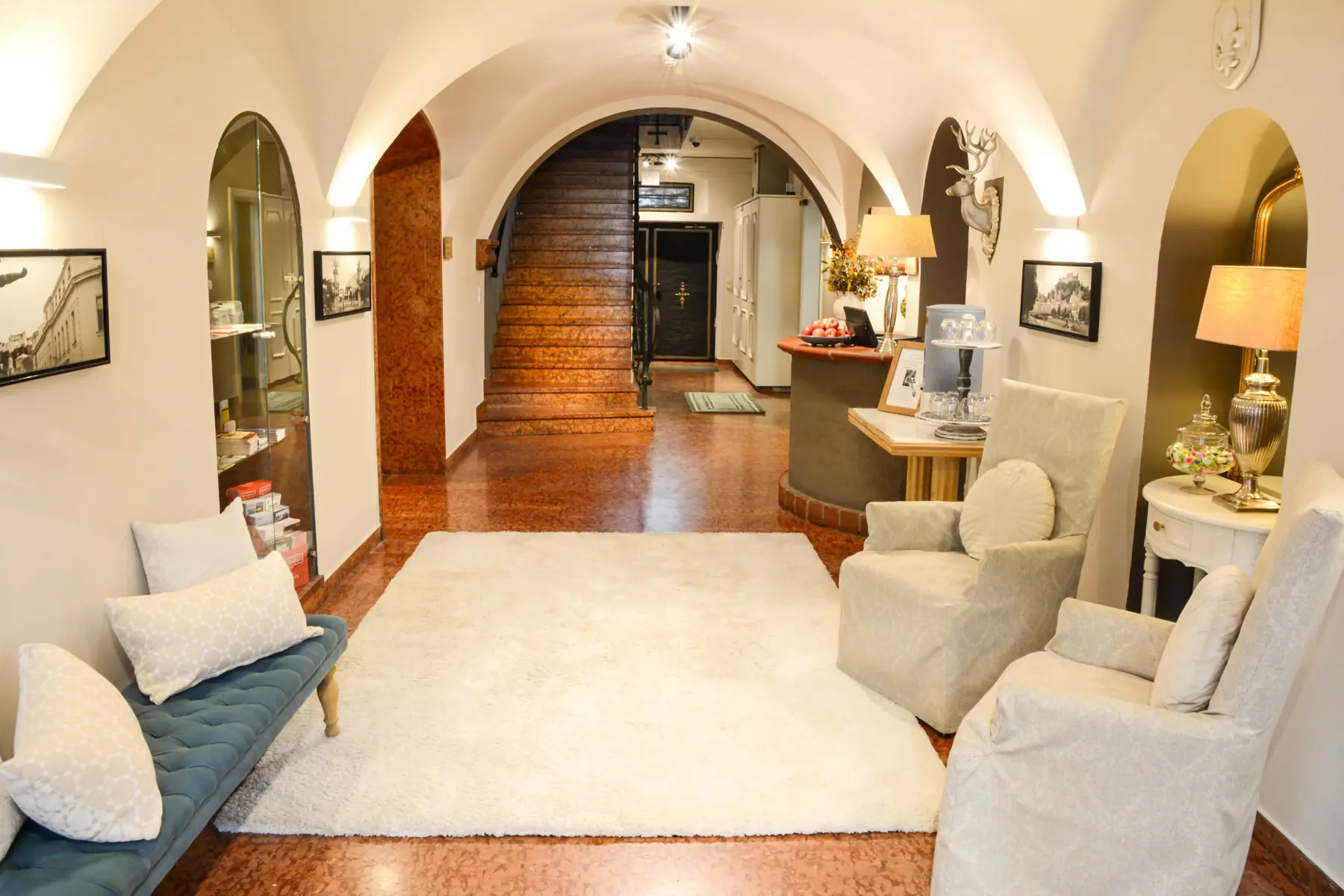 Gewölbelobby des Hotel Kaiserhof Anif mit Rezeption und Treppe