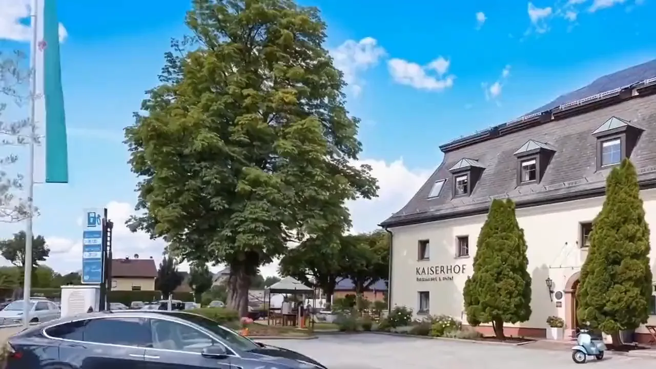 Hotel Kaiserhof Anif – Ankunft am Haus mit E-Ladestationen