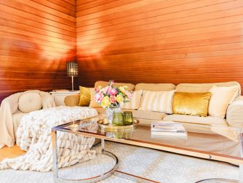 kuscheliges Sofa und Couchtisch in der FeWo im Kaiserhof Anif