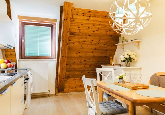 Einbaukueche und Esstisch für 6 Personen