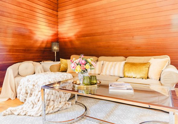 kuscheliges Sofa und Couchtisch in der FeWo im Kaiserhof Anif