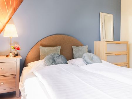 Doppelbett mit Tempur Matratze und Nachttischkästchen mit Lampe