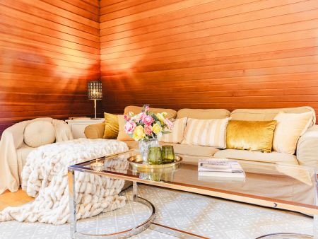 kuscheliges Sofa und Couchtisch in der FeWo im Kaiserhof Anif