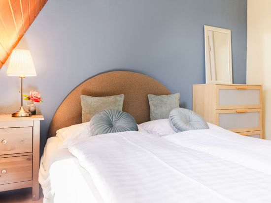 Doppelbett mit Tempur Matratze und Nachttischkästchen mit Lampe