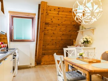 Einbaukueche und Esstisch für 6 Personen