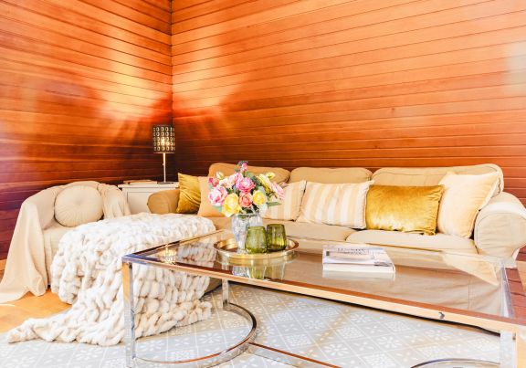 kuscheliges Sofa und Couchtisch in der FeWo im Kaiserhof Anif