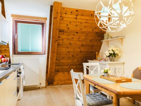 Einbaukueche und Esstisch für 6 Personen