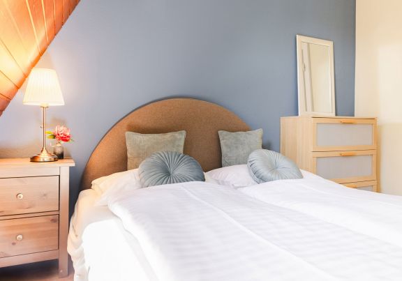 Doppelbett mit Tempur Matratze und Nachttischkästchen mit Lampe