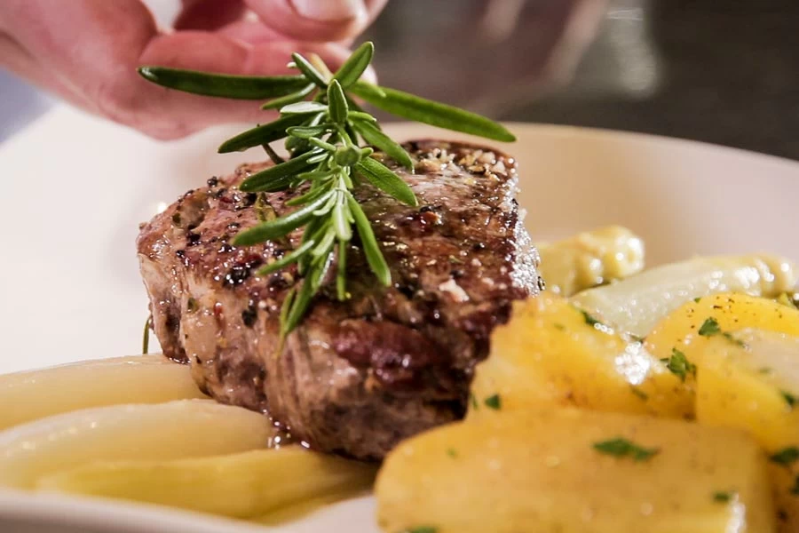 Steak mit Rosmarin aus der Küche des Hotel Kaiserhof Anif