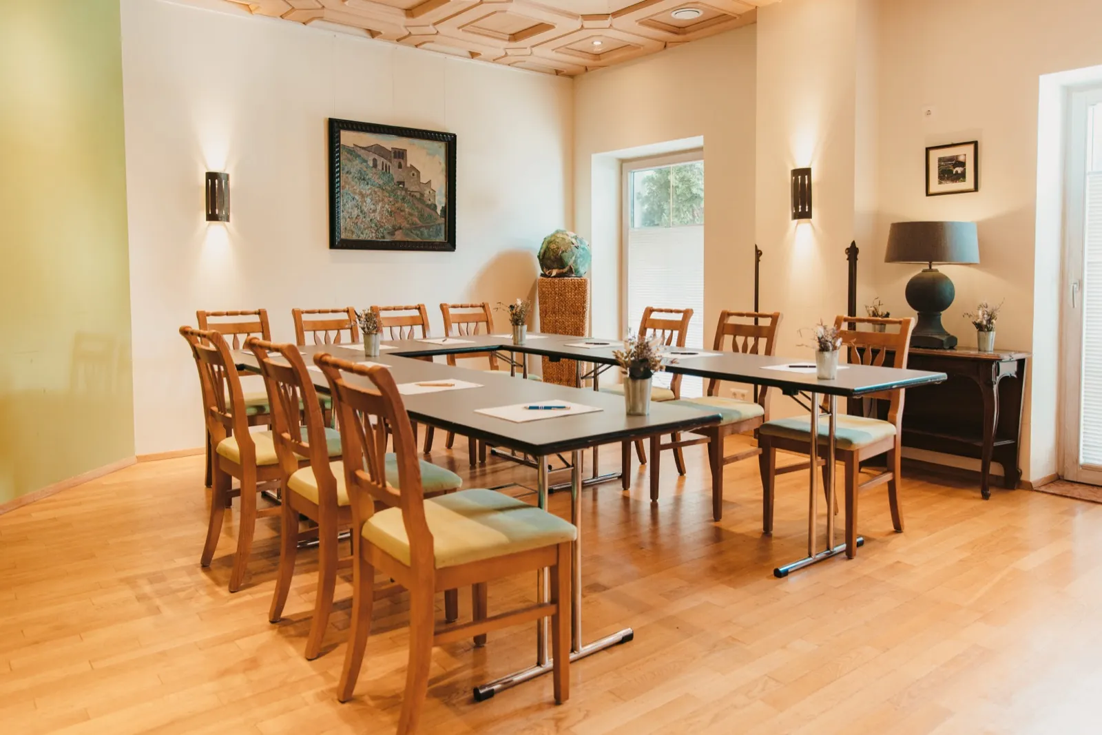 Kaiserzimmer im Kaiserhof Anif – kleiner Seminarraum mit Kassettendecke, Tageslicht und U-Form-Bestuhlung