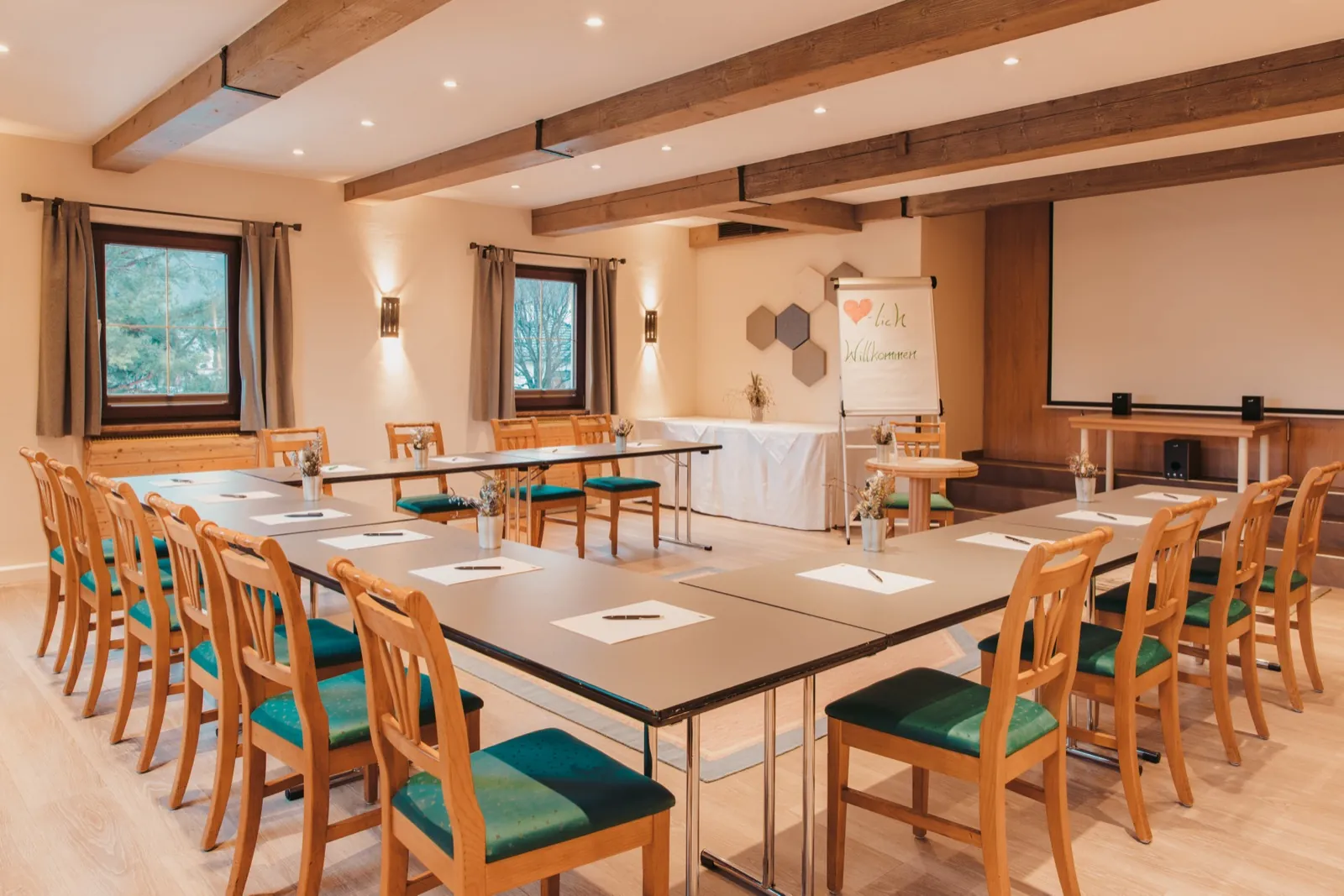 Seminar II im Kaiserhof Anif – heller Raum mit Tageslicht, U-Form-Bestuhlung, Leinwand und Flipchart