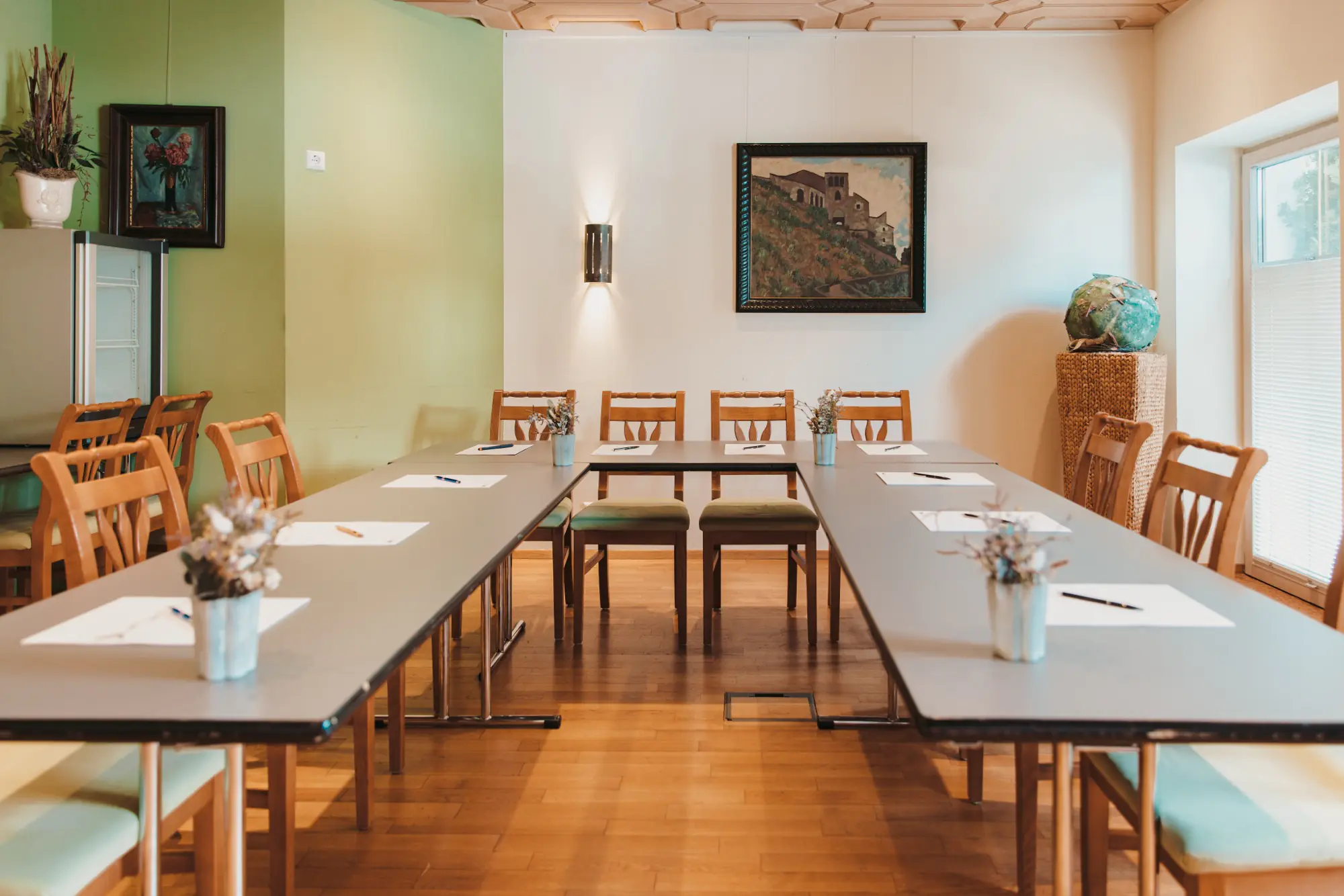 Seminarraum Kaiserzimmer im Hotel Kaiserhof Anif – U-Form-Bestuhlung unter der Kassettendecke