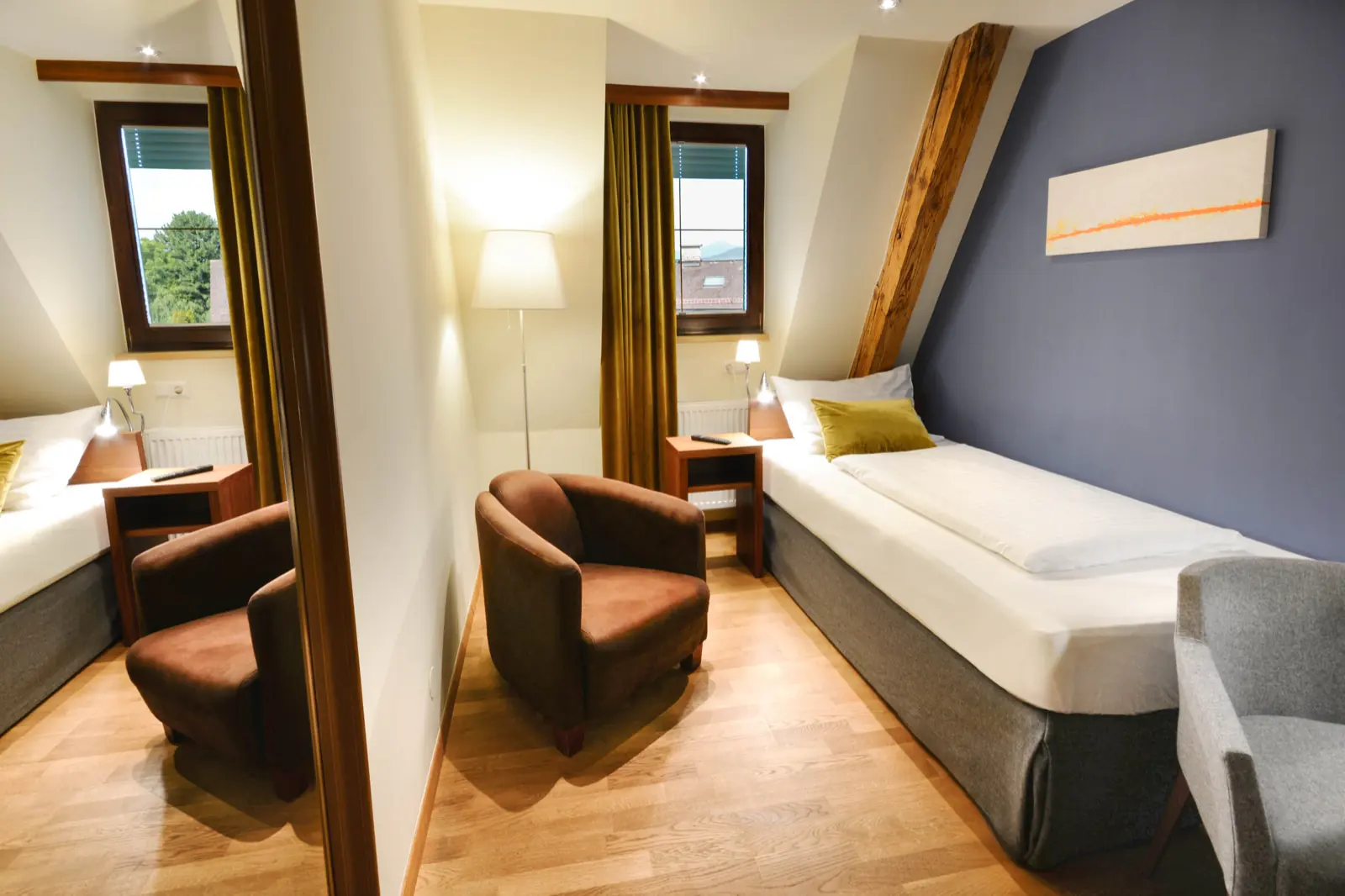 Comfort Piccolini Einzelzimmer im Hotel Kaiserhof Anif – Bett unter der Dachschräge mit Sessel