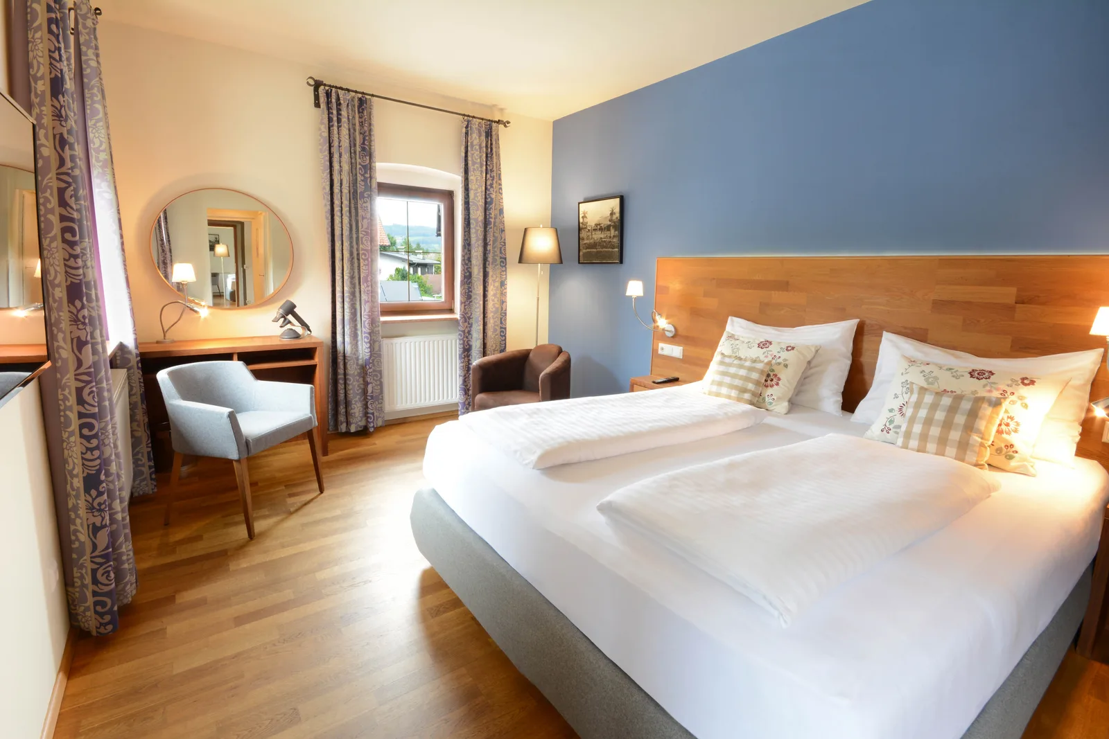 Superior Bel Etage im Hotel Kaiserhof Anif – Doppelbett, Schreibtisch und Blick ins Grüne