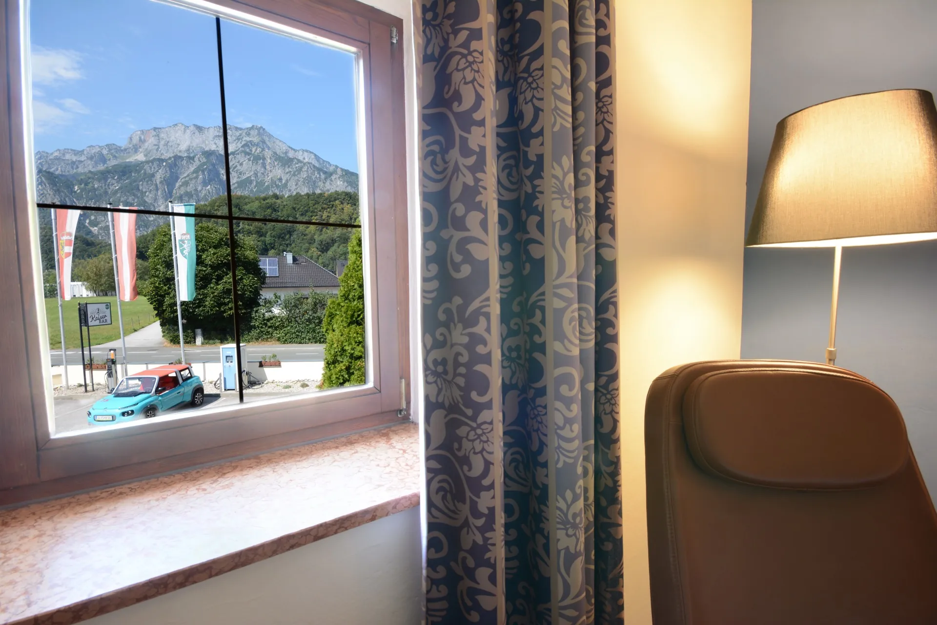 Blick aus einem Superior Zimmer des Kaiserhof Anif auf den Untersberg