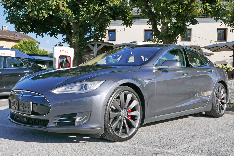 e-Mobilität und Nachhaltigkeit im Kaiserhof Anif - Hauseigene Ladestationen und hauseigener Tesla-Verleih