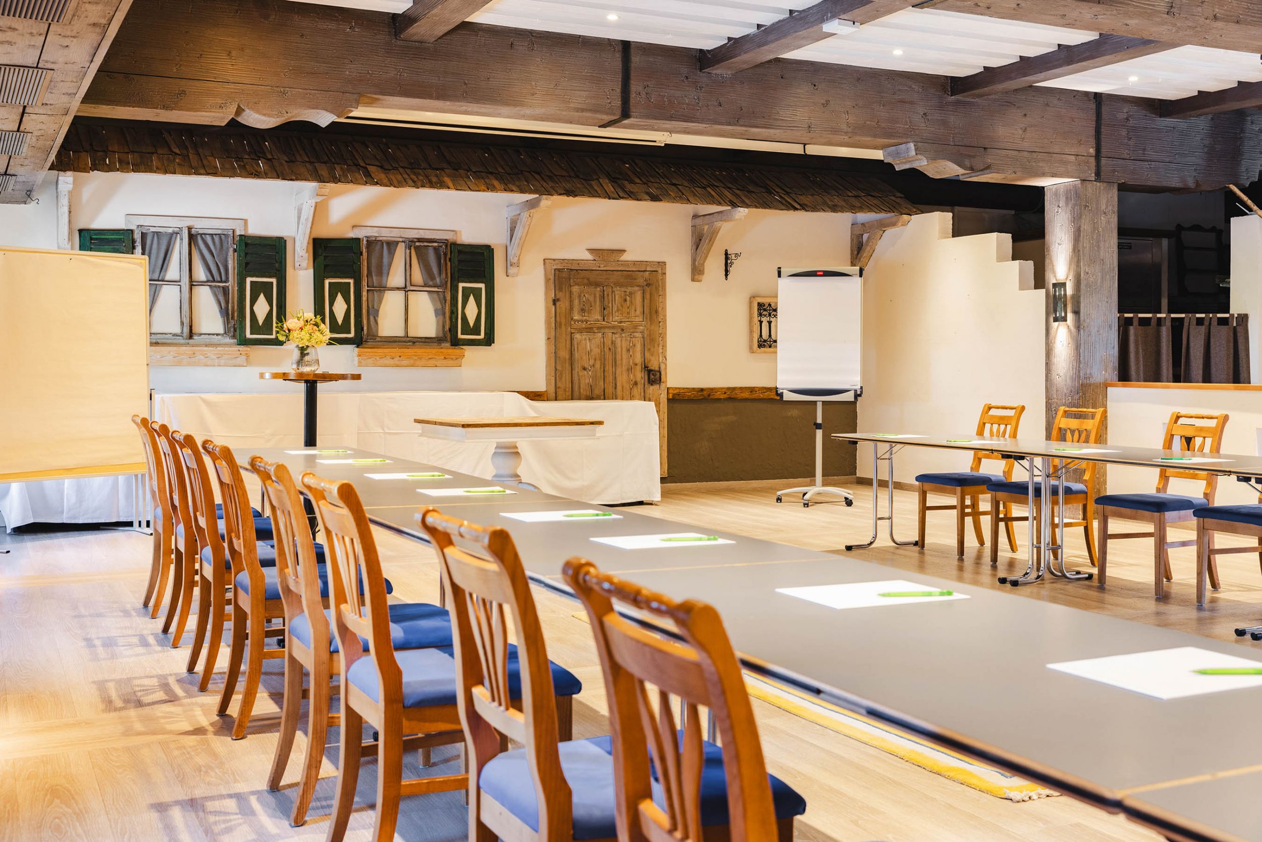 Großer Seminarraum mit U-Bestuhlung, Pinwand und Flipchart